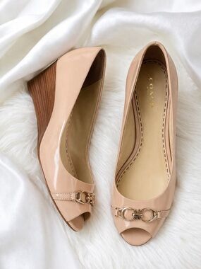 Coach Nude Patent Leather Wedge Heels Peep Toe Logo 8.5